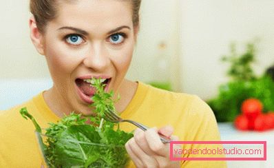 lány eszik salátát