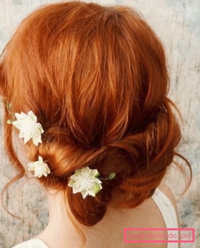 Gyönyörű frizurák, virágokkal a hajában egy esküvő és érettségi