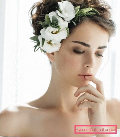 Gyönyörű frizurák, virágokkal a hajában egy esküvő és érettségi